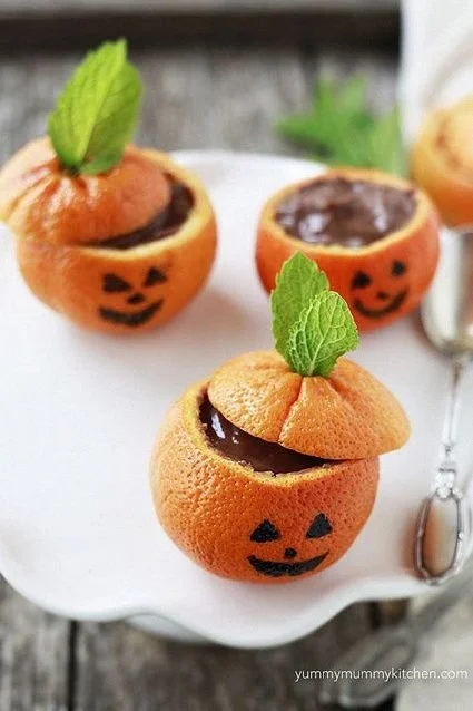 Buffet Halloween décoré avec des plats amusants et économiques.