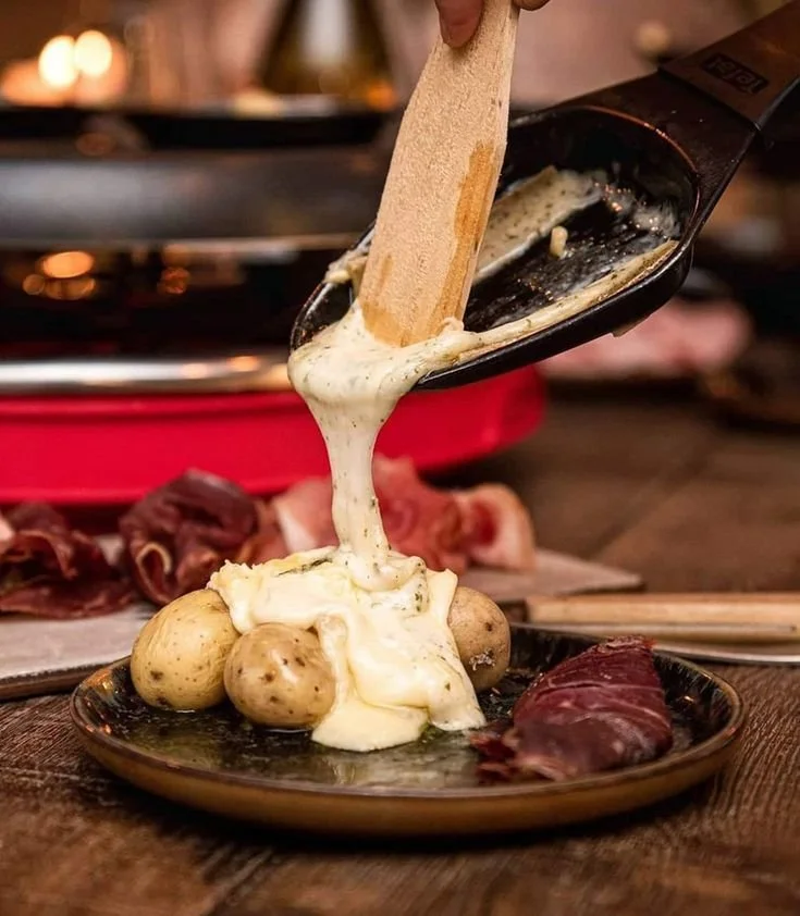 Raclette à volonté servie dans un restaurant à Paris, savoureuse et conviviale.