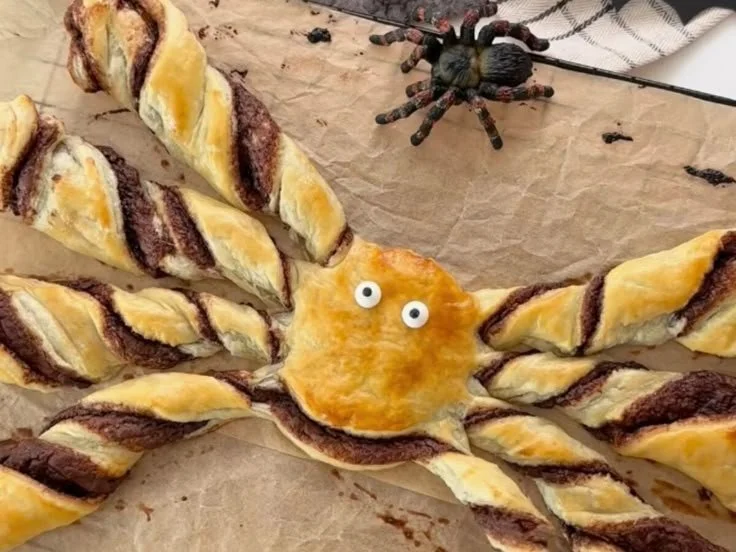 Araignée géante en pâte feuilletée pour Halloween avec 3 ingrédients simples