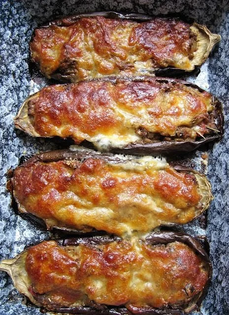 Plat d'aubergines gratinées au fromage et herbes, savoureux et appétissant