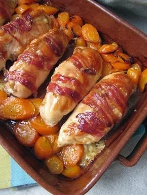 Blanc de poulet au cantal garni de fromage fondant et d'herbes fraîches
