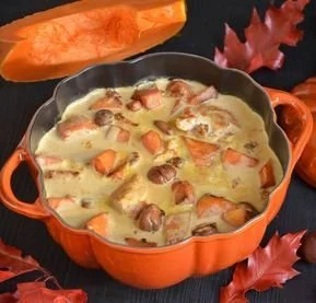 Blanquette de dinde aux marrons et potiron dans un plat savoureux
