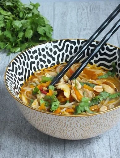 Bouillon thaï au poulet avec vermicelles et légumes