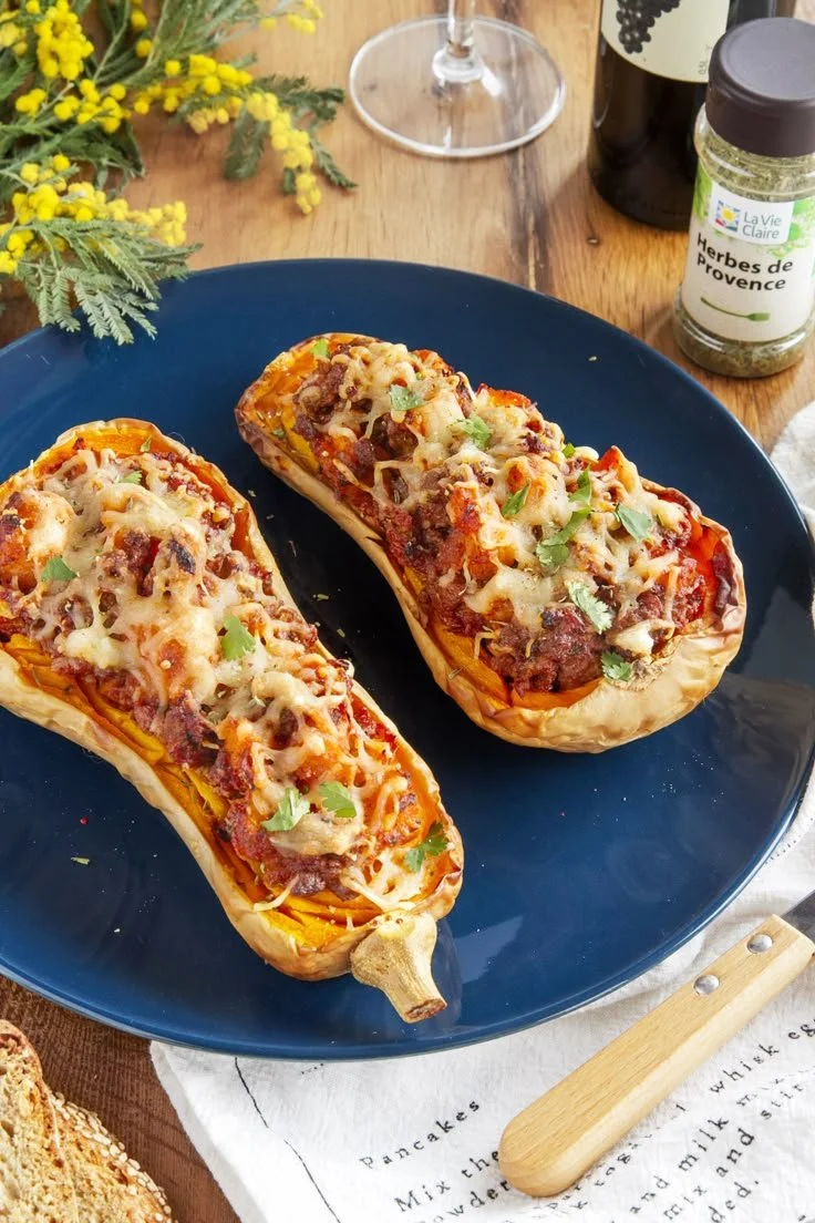 Assiette de butternut farci à la bolognaise garnie d'érable