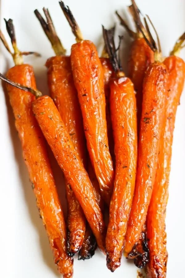 Carottes rôties au miel et au thym, un plat savoureux et réconfortant.