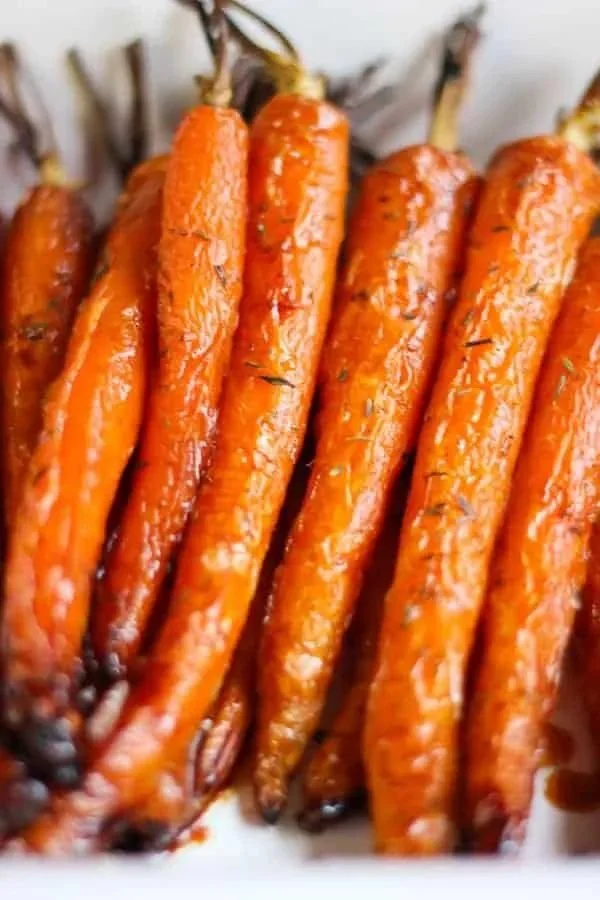 Carottes rôties au miel et au thym, plat savoureux et coloré