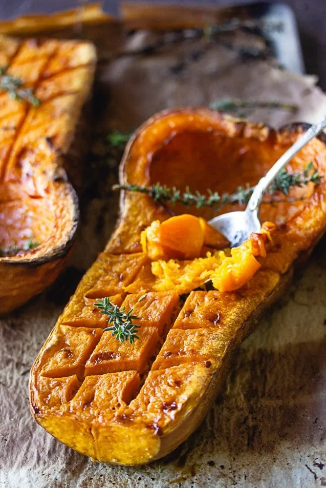 Courge butternut rôtie dorée au four, prête à servir comme plat d'accompagnement.
