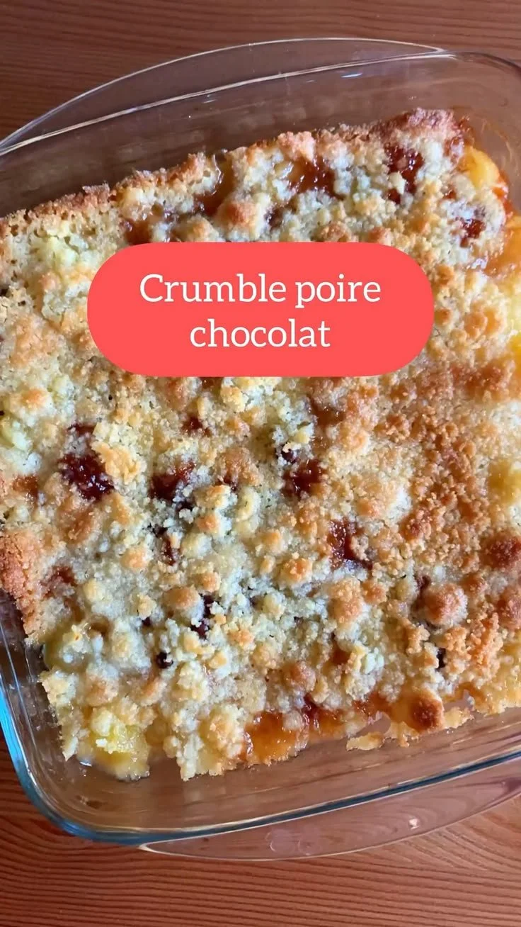 Crumble automnal poire chocolat, un dessert savoureux et réconfortant.
