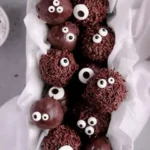 gateau au chocolat avec yeux halloween 2026 07 21 171104 651x1024 1