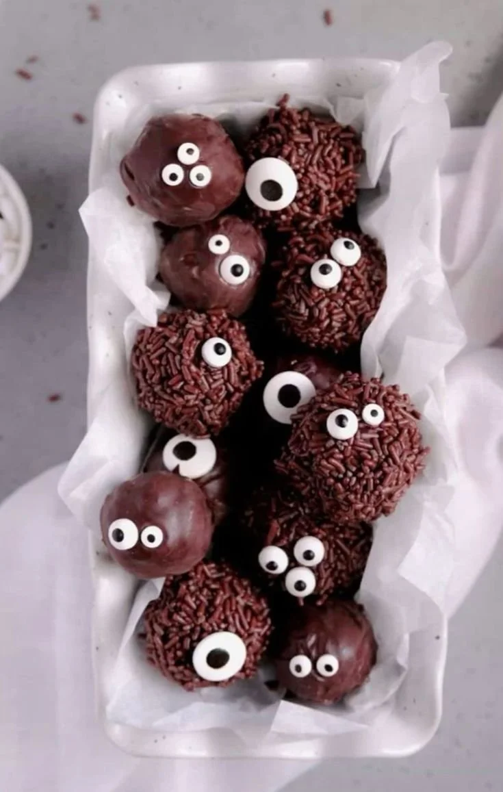 Gâteau au chocolat avec des yeux décoratifs pour Halloween