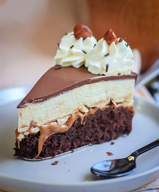 Une délicieuse tranche de Gateau Chocolat Facile sur une assiette blanche.