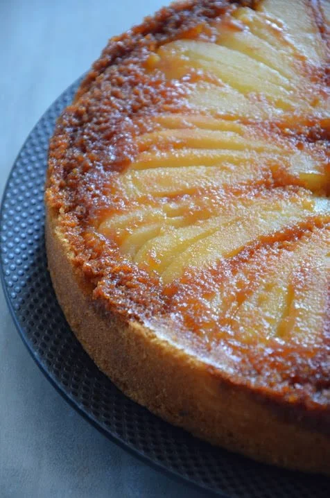 Gâteau tatin aux poires épicées sur un plat, prêt à être dégusté.