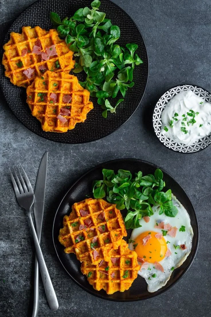 Gaufres à la carotte et comté servies avec une garniture appétissante