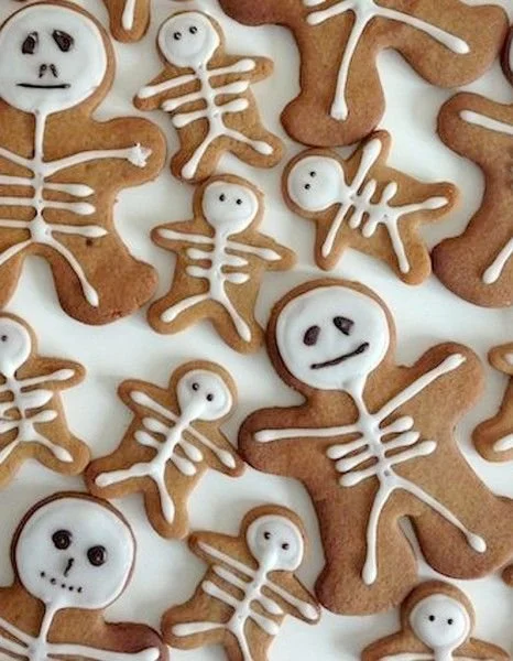 Biscuits gingerbread skeletons décorés pour Halloween