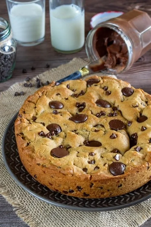 Maxi cookie coeur coulant fraîchement préparé avec un chocolat fondant