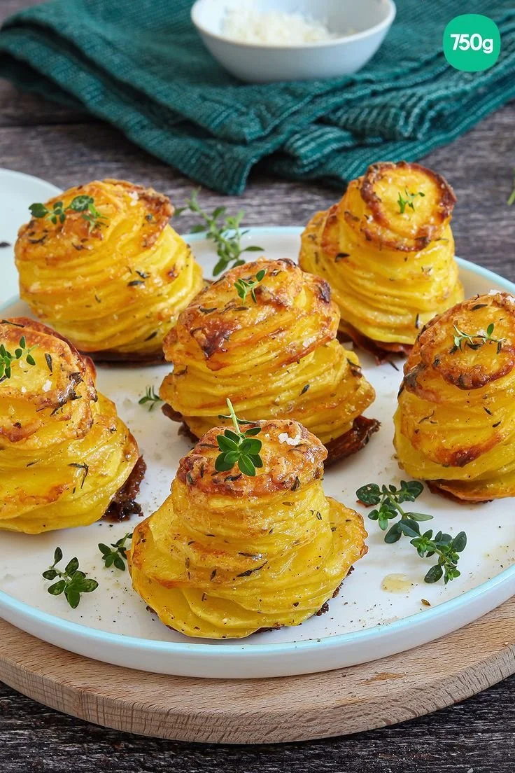 Millefeuille de pommes de terre croustillantes au parmesan avec une belle présentation
