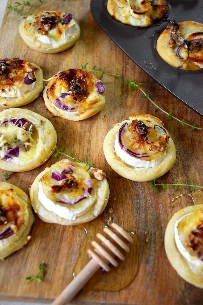 Pizza chèvre miel garnie, parfaite pour apéros et entrées de Noël