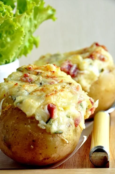 Pommes de terre gratinées au comté dans un plat au four