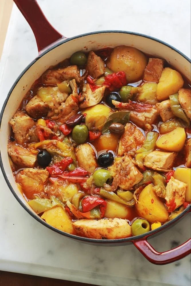 Recette de poulet aux poivrons et pommes de terre fondantes en sauce tomate
