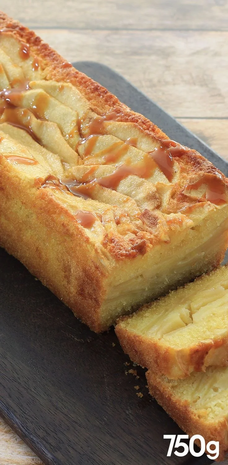 Gâteau quatre-quarts aux pommes, moelleux et savoureux, décoré de tranches de pomme