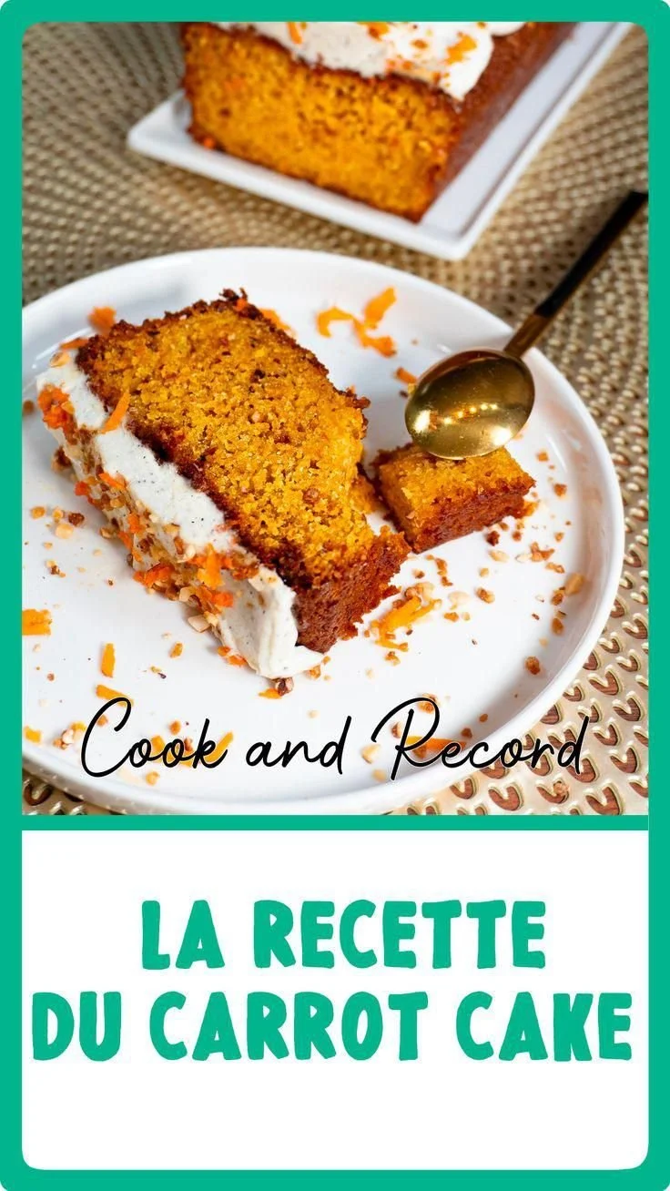 Carrot cake avec glaçage crémeux et décoration de carottes fraîches