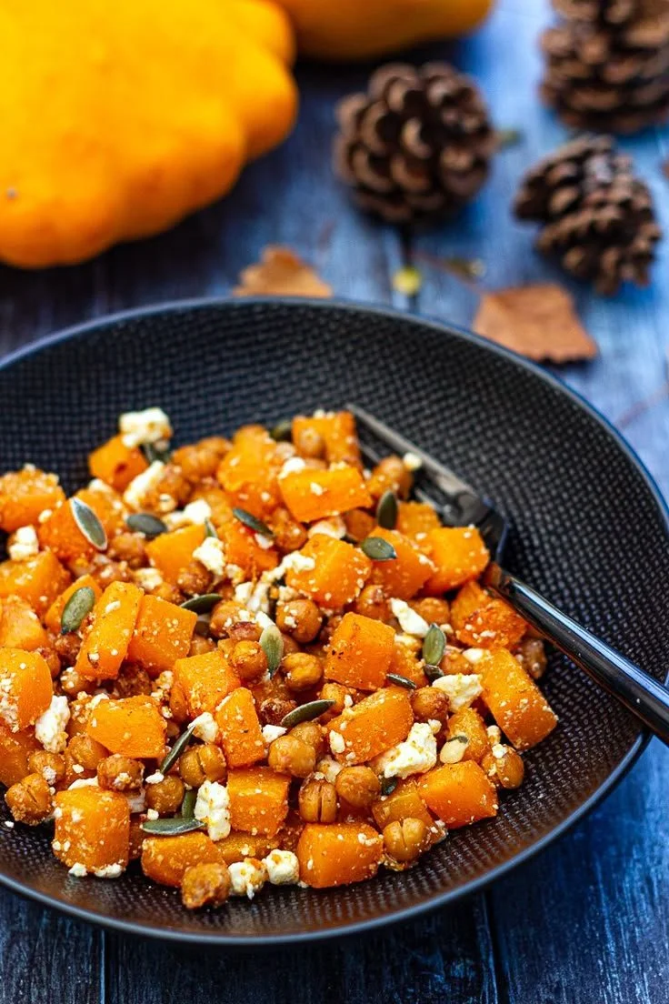Salade de pois chiches avec butternut rôtie et fêta, plats sains et savoureux.