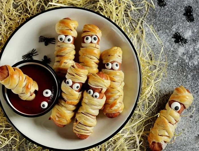 Saucisses momie feuilletées Halloween prêtes à être servies