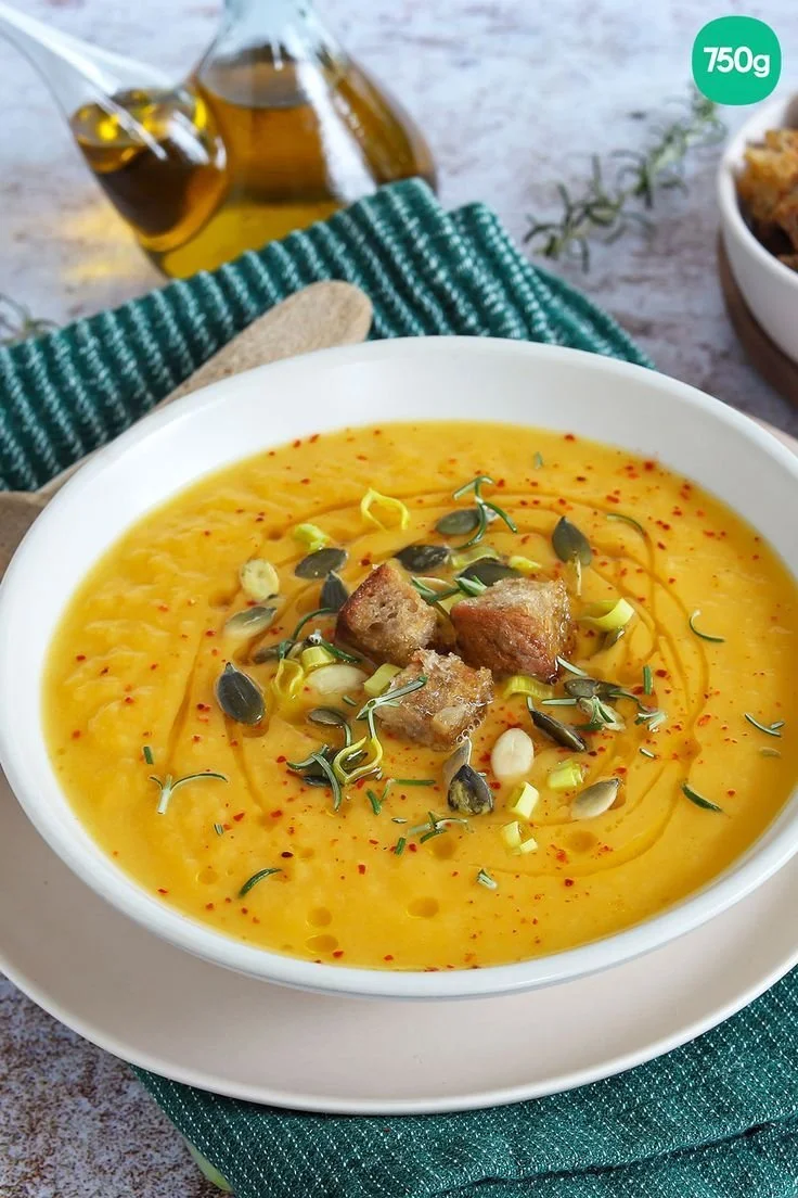 Soupe aux poireaux et à la butternut servie dans un bol