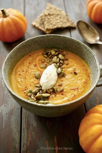 Bol de soupe de potiron avec des graines, parfait pour un repas d'automne sain.