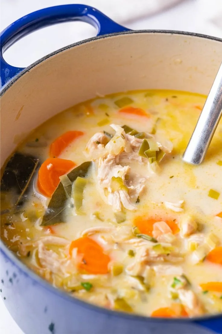 Bol de soupe de poulet crémeuse aux légumes avec herbes fraîches