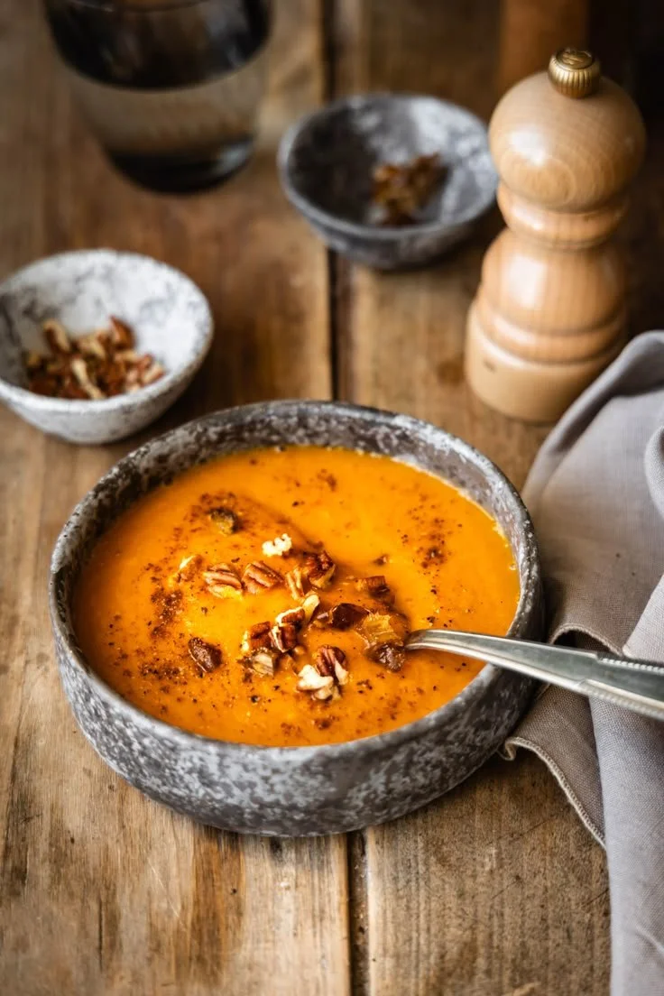 Soupe délicieuse de courge, patate douce et carottes dans un bol