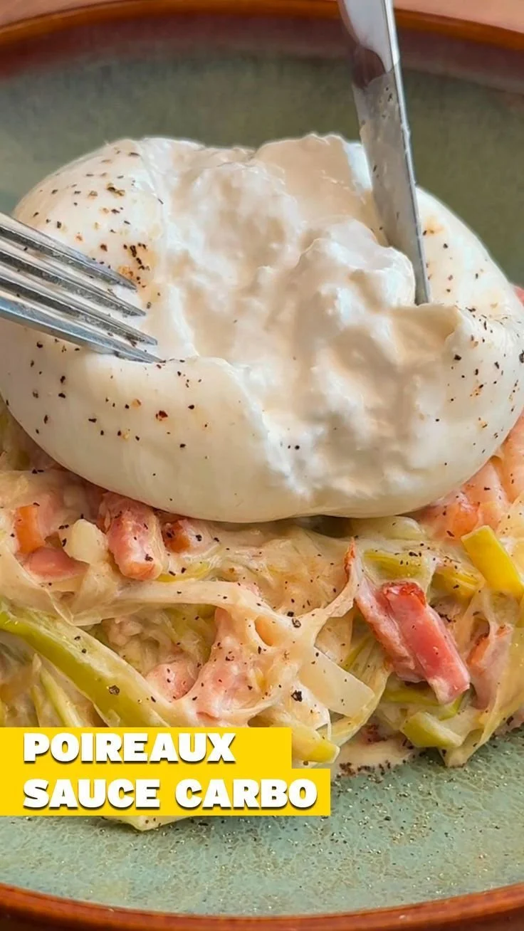 Tagliatelles de poireaux façon carbonara, un plat délicieux et crémeux.