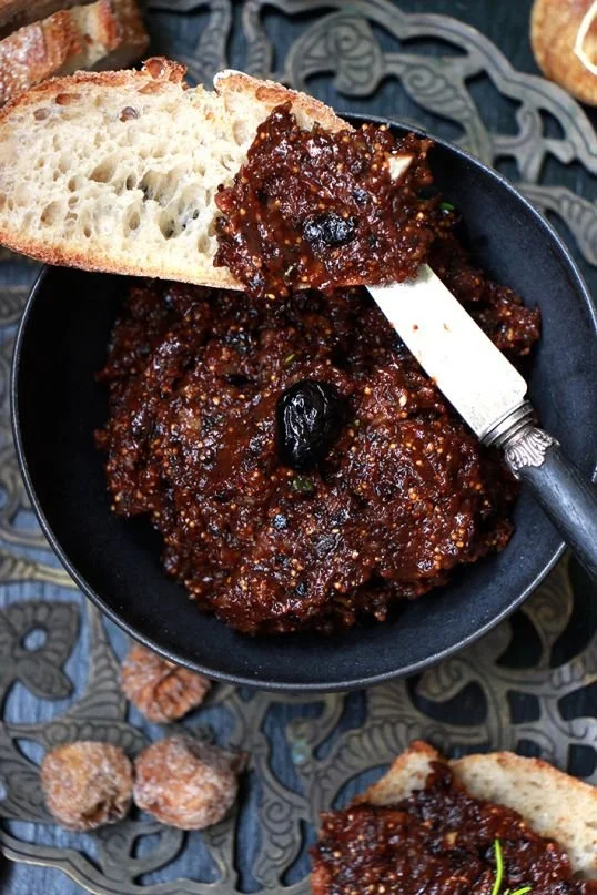 Tapenade aux figues et olives noires servie dans un bol en céramique