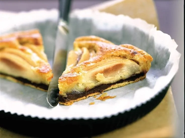 Dégustation d'une tarte amandine aux poires et chocolat savoureuse et élégante