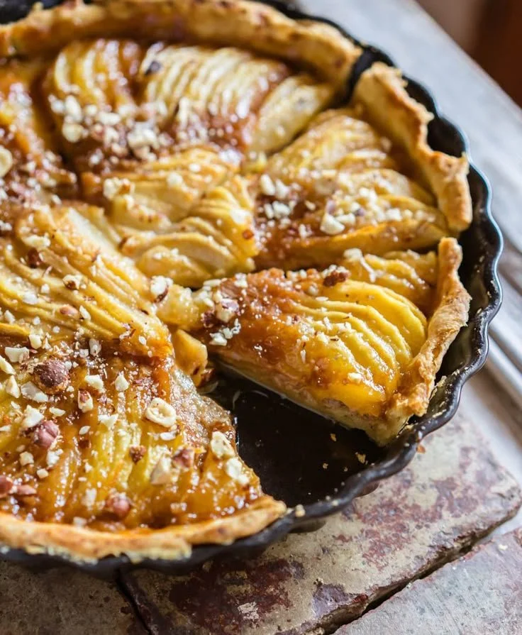 Tarte aux poires et caramel sur une assiette, dessert gourmand et réconfortant