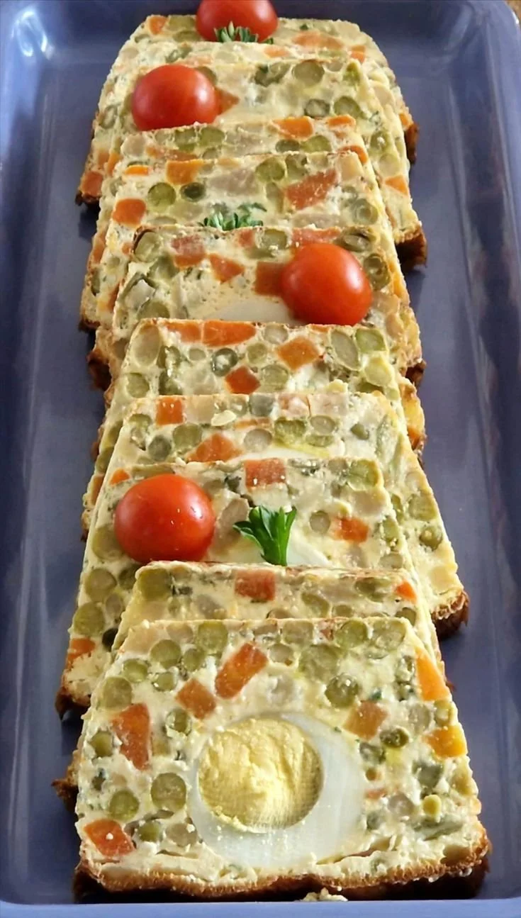 Terrine Macédoine avec œufs durs, idéale pour un apéritif gourmand.