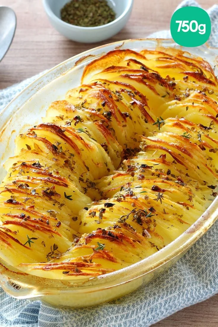 Tian de pommes de terre fumant, garni de légumes frais et herbes du jardin.