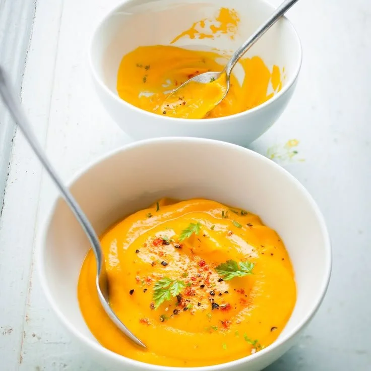 Bol de velouté de potiron express garni de croutons et de crème fraîche