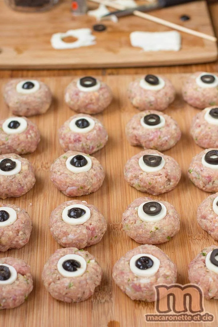 Yeux d'Halloween à la sauce tomate, création culinaire pour un apéro festif